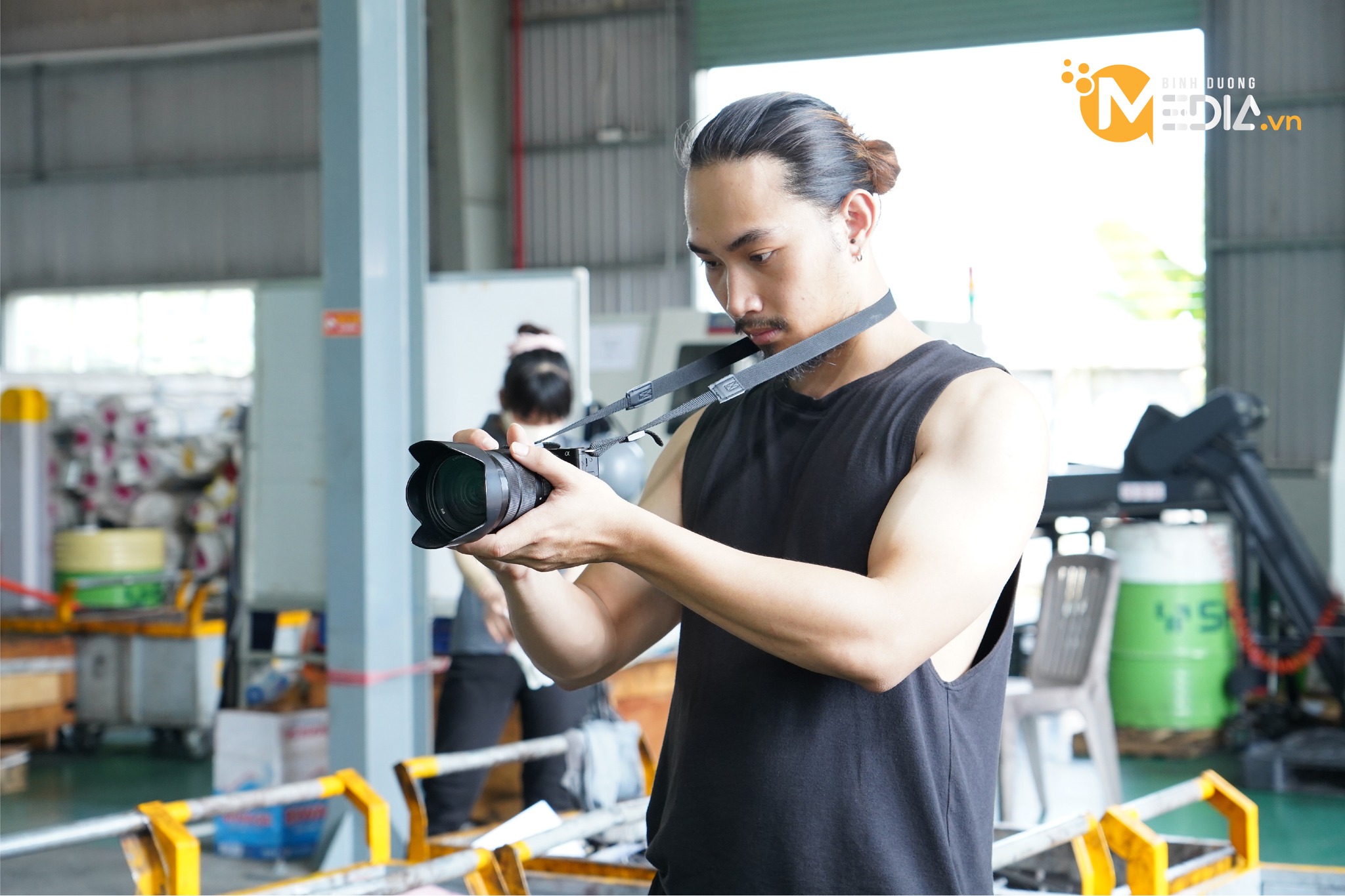 Chi tiết sản phẩm thép thành phẩm với ánh sáng phản chiếu mạnh, thể hiện độ bền và chất lượng cao cấp 2