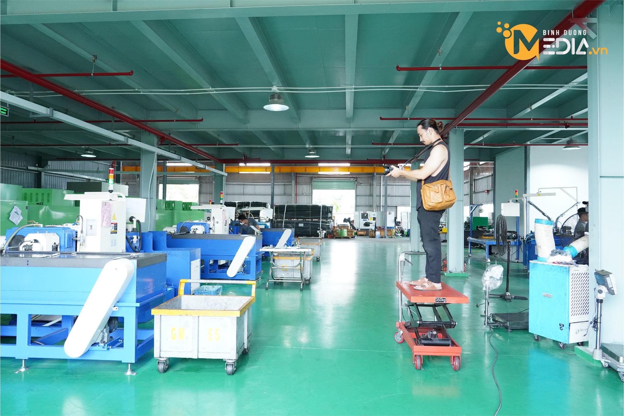 Chi tiết sản phẩm thép thành phẩm với ánh sáng phản chiếu mạnh, thể hiện độ bền và chất lượng cao cấp 1